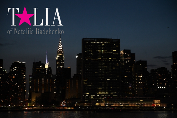 Ночной скайлайн Манхэттена и небоскреб Крайслер Билдинг, Нью-Йорк